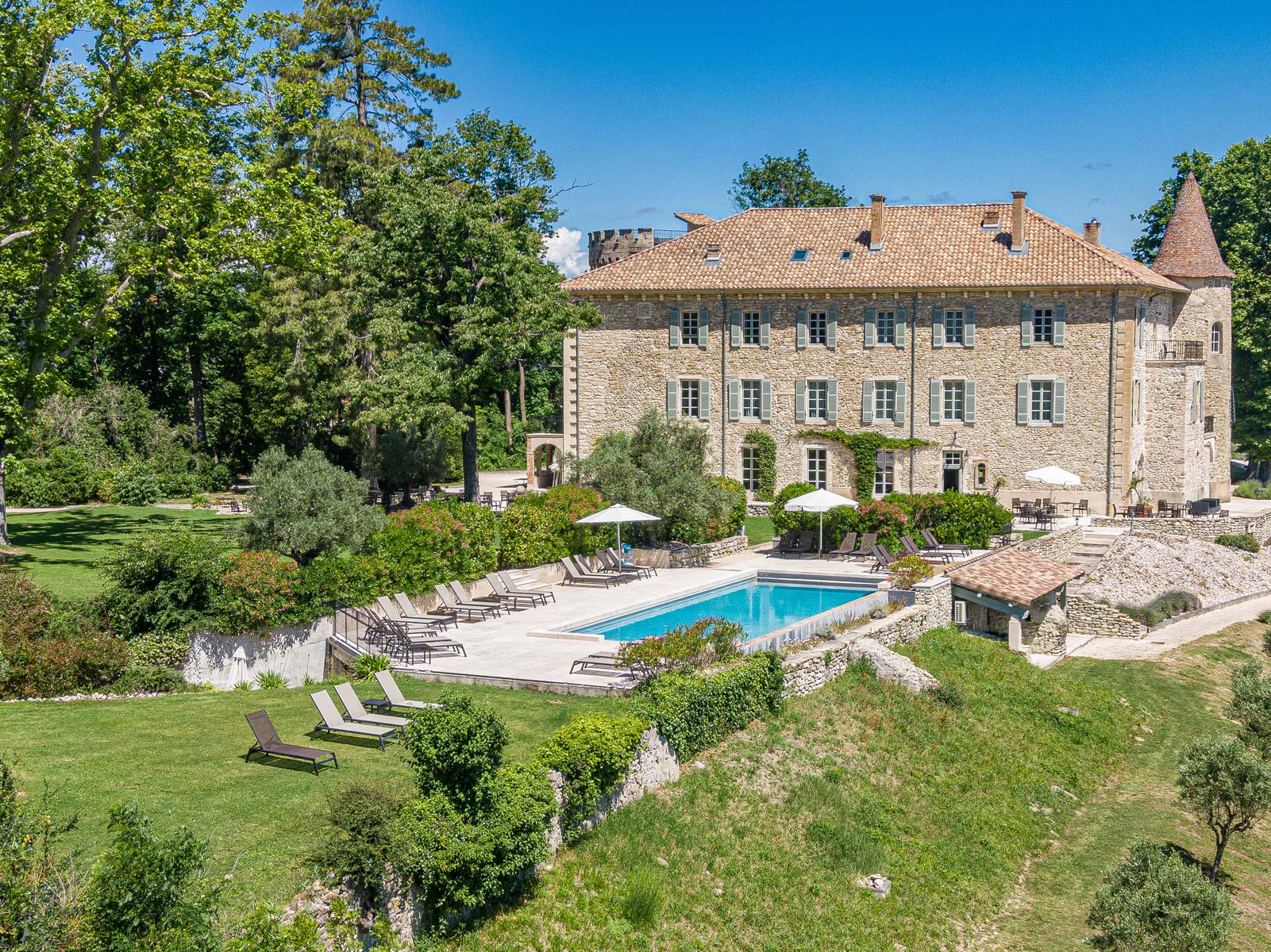 Château Les Oliviers de Salettes vu de l'extérieur, hôtel, restaurant et spa à Charols