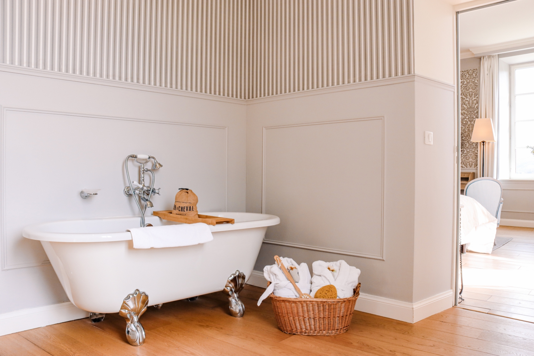 Bathtub in the bathroom of a room at Château Les Oliviers de Salettes in Charols