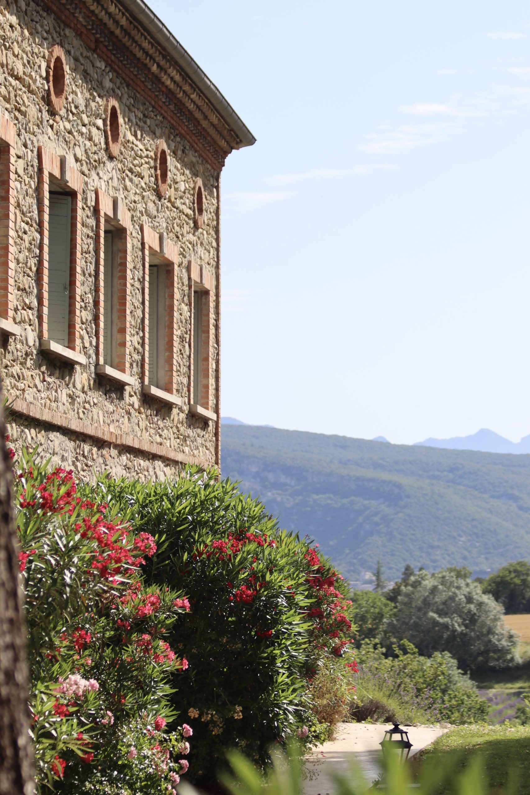 Außenbereich des Château Les Oliviers de Salettes, Hotel, Restaurant und Spa in der Drôme Provençale.