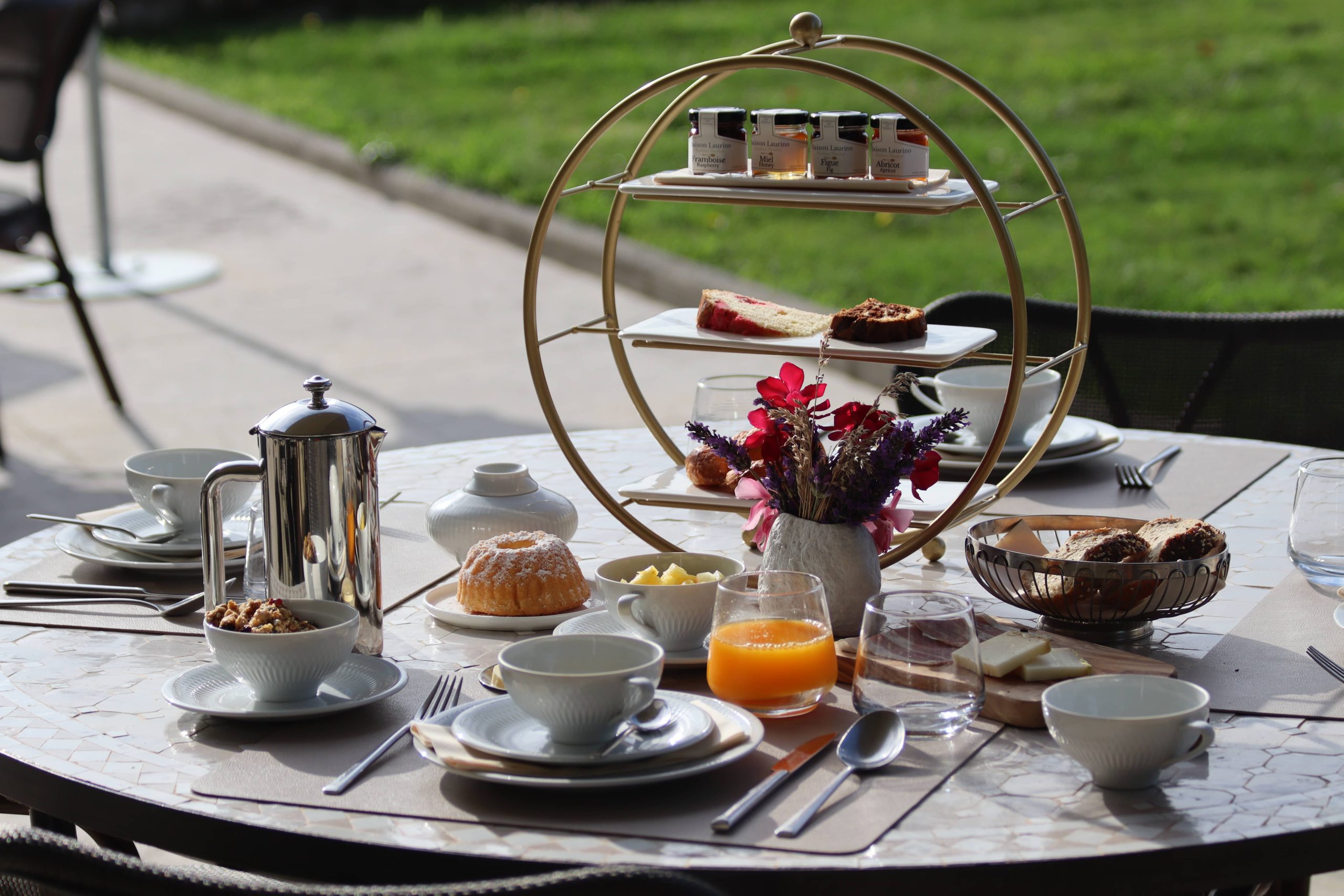 Petit déjeuner avec mignardises sur la terrasse du Château Les Oliviers de Salettes, hôtel de charme dans la Drôme