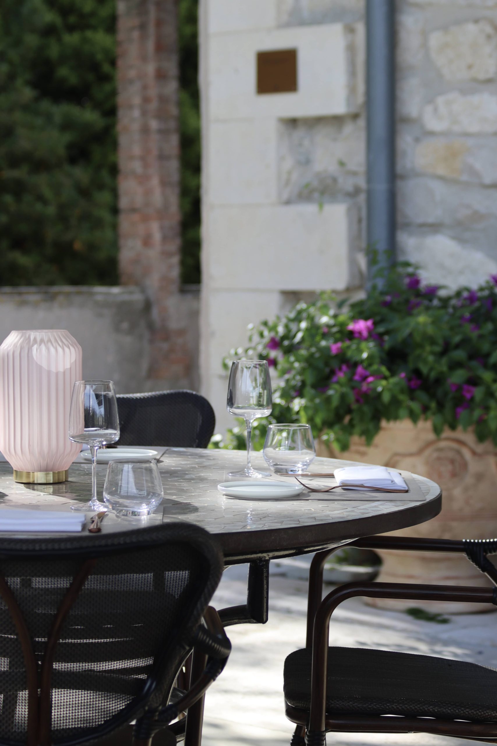Table dressée sur la terrasse du Château Les Oliviers de Salettes, hôtel 4 étoiles et restaurant à Charols
