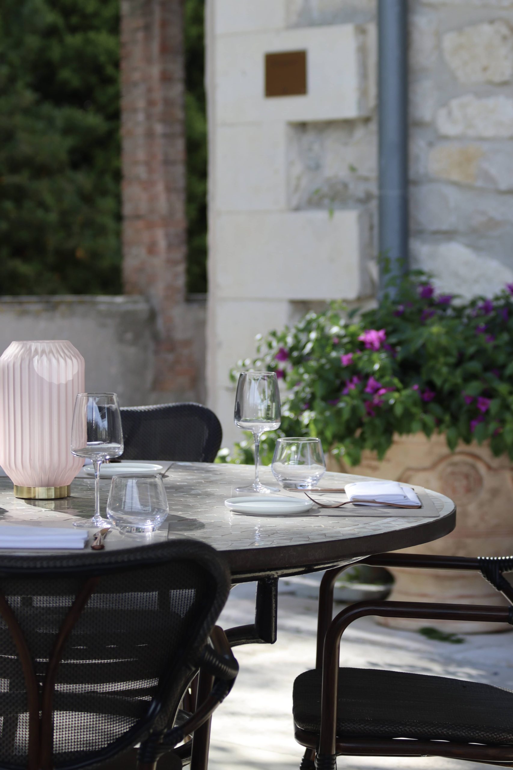 Gedeckter Tisch auf der Terrasse des Château Les Oliviers de Salettes, 4-Sterne-Hotel und Restaurant in Charols